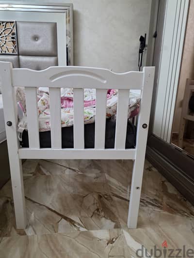 سرير اطفال  بجميع أغراضه