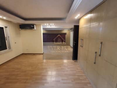 فيلا  كورنر للايجار كمبوند حدائق المهندسين بالمطبخ و تكييفات و السخانات 3 غرف نوم و غرفه نانى