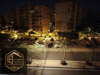 فرصة حقيقية للسكن في مدينتي في اميز وارقي المناطق , شقة  مفروشة مميزة  للايجار في قلب مدينتي B6 , الشقة علي مساحة  131 متر , 3 غرف نوم + 2 حمام