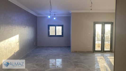 شقة فاضيه٢٠٠ً متر للإيجار ف النرجس 2 فيلات في التجمع الخامس بالقرب من شارع التسعين الجنوبي