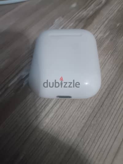 good condition apple earbuds only 1 pair with case