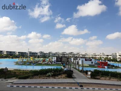 Amwaj villa. Very prime location. Double view, first U-shaped on the sea. Sea-facing. Front and rear views. Prime location. Bu 225 Land 380. Very special location, the only villa with a front view of the sea and swimming pool, and a rear view of the lake.