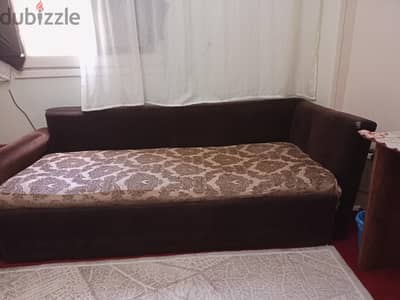 كنبه مستعملة بتتفتح سرير لو عوزه بدون شلتة
