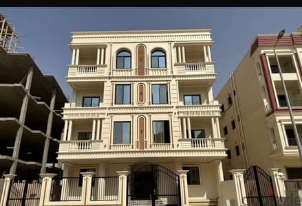 شقه ف بيت الوطن منطقه جنوب السويس علي شارع رئيسي