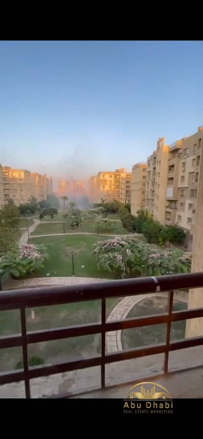 شقه 143 م للبيع بمدينتي   بالمرحله السادسه B6 سنتر المدينه اطلاله مميزه علي دابل فيو جاردن وشارع " البيع شامل عضويه نادي مدينتي "