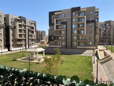 للبيع شقه في كومبوند دار مصر الاندلس القاهره الجديده مباشره علي التسعين الجنوبي وامام كومبوند الهايد بارك ودقايق للجامعه الامريكيه بفيو علي وايد جاردن