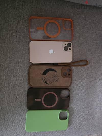 للبيع 5 جرابات iPhone 14 (العادي) بحالة ممتازة