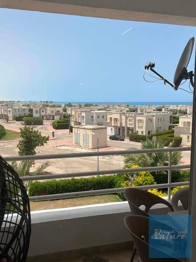 شاليه مميز للإيجار في أمواج الساحل الشمالي بإطلالة مباشرة على حمام السباحة والبحر، مساحة 110 متر، غرفتين نوم، 2 حمام، موقع بحري مميز وفرصة مثالية لقضا