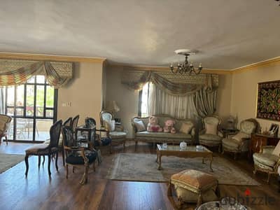 Golden opportunity for serious buyers, apartment with 4 bedrooms, finishes by the owner