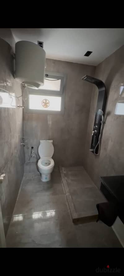 Furnished apartment for rent in Compound One Katameya on the Maadi Ring Road directly with security and guarding around the clock next to all services and transportation 3 rooms and 2 bathrooms, there is a master bathroom, video on WhatsApp required 40 thousand monthly for a period of one year 01503622666