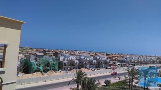 للبيع استوديوا كاتانيا دور ثاني  يوجد أسانسير  اطلاله علي حمام السباحة  غرفه و ٢ حمام قابل   قابل للتعديل لي غرفه ثانيه