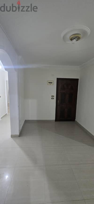 شقة مميزة ميزانين بشارع فرمون سموحة ١٨٠م - اداري او سكني