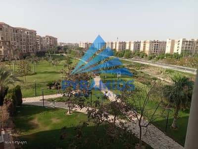 ارضي بحديقه ايجار في b3 بجوار الحركه والثاوث بارك