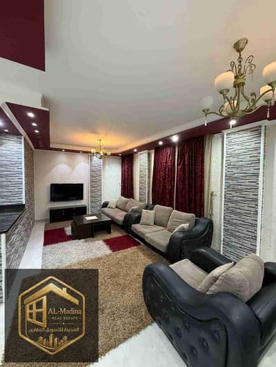فرصة لا تتكرر للسكن الراقي  وحدة سكنية مميزة بتصميم عصري وتشطيبات على أعلى مستوى، توفر أقصى درجات الراحة والخصوصية. موقع استراتيجي قريب من جميع الخدمات الحيوية، مع هدوء تام وإطلالة ممتعة. العقار جاهز للسكن فورًا ومناسب للعائلات الباحثة عن جودة حياة حقيقي