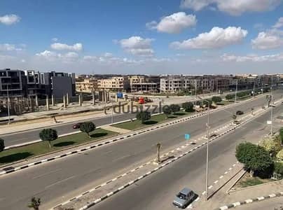 شقه للايجار في المنطقه التامنه علي طريق السادات مباشر تصلح مقر اداري
