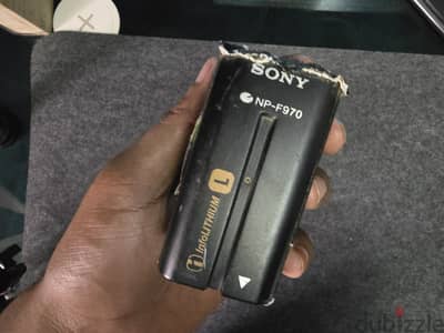 بطاريتين NP-F770 , NP-F970 , وشاحن
