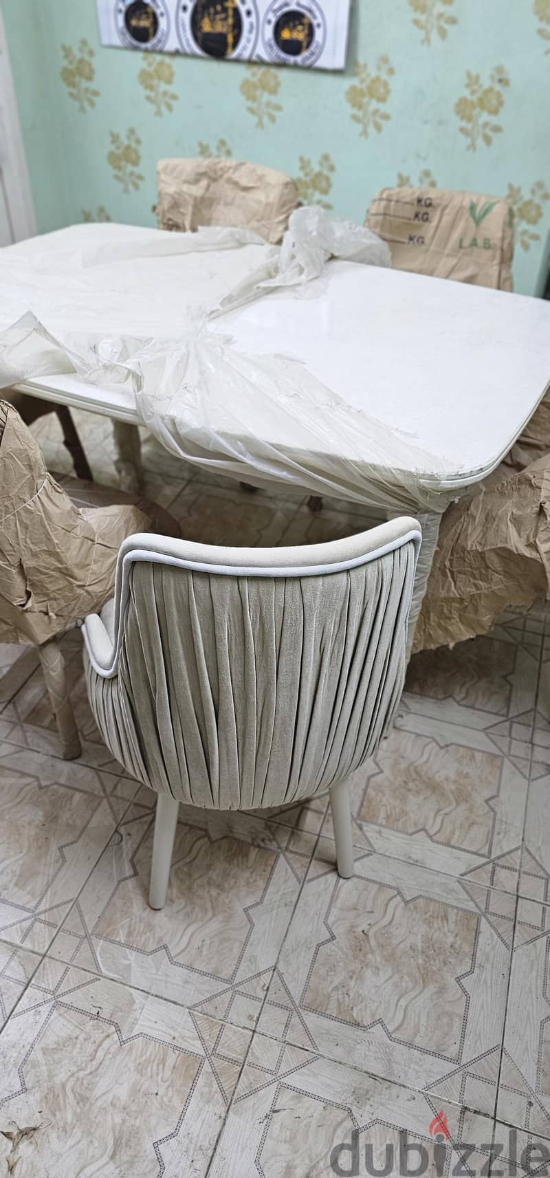 Table with Chiers 1