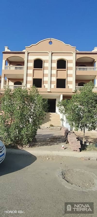 شقة للبيع في الحي الثامن علي شارع البستان الرئيسي مساحة 230 متر