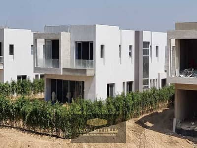 Townhouse Immediate Delivery in a prime location in October in a compound at the Eastern expansions next to New Giza and Palm Hills