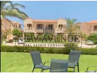 شاليه للبيع دور أرضي بحديقة خاصة  يطل على حمام السباحة مباشرة  متشطب بالكامل ومفروش في موقع متميز في لافيستا باي  La Vista Bay  الساحل الشمالي