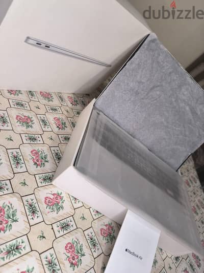 MacBook air M1 silver Ar/En with all the content like new