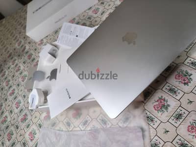 MacBook air M1 silver Ar/En with all the content like new