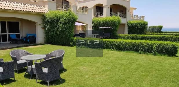 شاليه أرضي للبيع مفروش بالكامل بالتكييفات مباشرة على حمام السباحة في La Vista Bay – الساحل الشمالي (الكيلو 179)