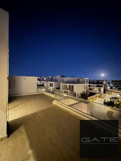 Townhouse for sale in the most prestigious compound at an unbeatable price—a rare find in Joulz. Features a direct lake view