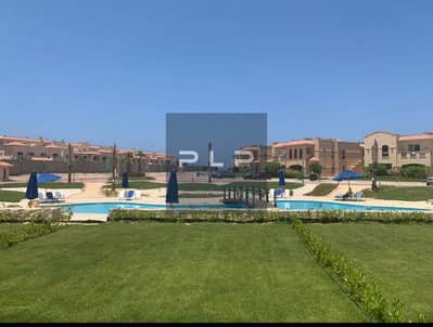 شاليه للبيع في لافيستا باي إيست، بإطلالة مباشرة على حمام السباحة والبحر، ومفروش بالكامل، وجاهز للاستلام والاستخدام الفوري – الساحل الشمالي