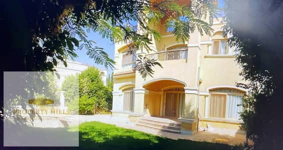 من المالك فيلا في فونتين بارك بحمام سباحه خاص متشطبه تشطيب خاص بالمطبخ و التكيفات جنب الجامعه الأمريكيه