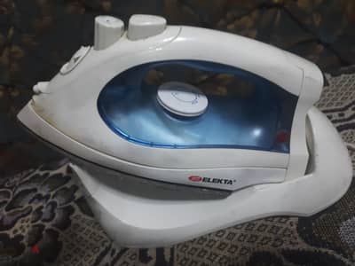 مكواة بخار Elekta 1400 وات موديل ESI-1500CL بحالة جيدة