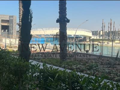 فرصة مميزة لامتلاك شقة أرضي في أحد أفضل مواقعMARASSI MARINA 1، تتمتع بإطلالة مباشرة ومفتوحة على القنال، مما يوفر أجواءً هادئة وإحساساً فريداً بالحياة