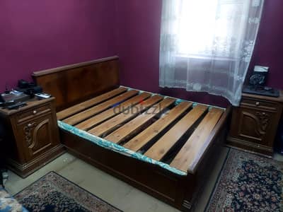 سرير كبير و ٢ كومود