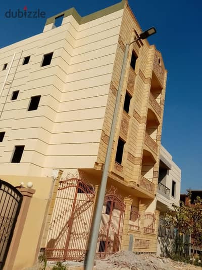 للبيع عماره مبنيه بالكامل بالحي السادس مدينة بدر