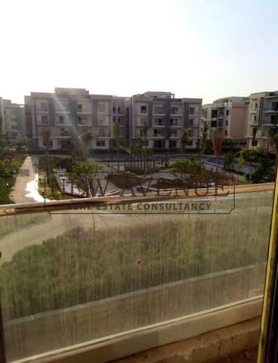 شقة مميزة متشطبة بالكامل للبيع فيGalleria Moon Valleyl،إطلالة مفتوحة رائعة على البحيرة والحدائق الخضراء مما يوفر أجواءً هادئة وإحساساً بالراحة