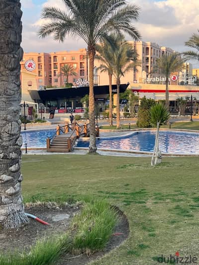 مطعم للبيع في مدينة الرحاب – يقع في موقع تجاري مميز، مجهز بالكامل وجاهز للتشغيل، بتصميم عصري ومساحات واسعة، في منطقة ذات كثافة سكانية وحركة مرتفعة، مم