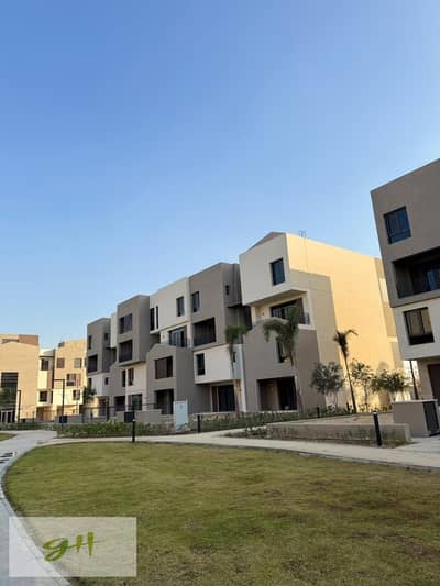 شقة مع جاردن تشطيب كامل مع مطبخ و دريسينج للبيع في سوديك إيست مدينة الشروق Sodic East AL Shorouk City
