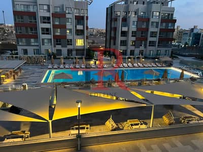 شقة للإيجار مفروشة بالكامل بإطلالة على حمام السباحه في كمبوند الجازي من جي دبليو ماريوت