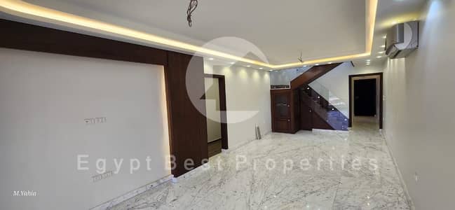بنتهاوس 210م +روف 120م تشطيب مميز اول استخدام للايجار في ميدتاون