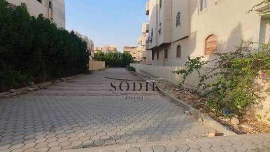 شقة للبيع في العبور مدينة العبور الحي الرابع فيلات أميز أحياء العبور حي راقي وهادي بجوار جمعية عرابي على خط 10 دور أرضي في فيلا شيك ومدخل أمامي مساحته