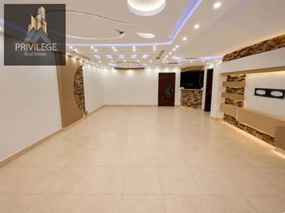 شقة للإيجار السكني– كمبوند تيجان 1، زهراء المعادي (نموذج A)     فرصة مميزة للسكن داخل أحد أفضل كمبوندات زهراء المعادي، بمساحة كبيرة وتشطيب مميز، مناسبة للعائلات الباحثة عن الراحة والخصوصية. . الكومباوند يتميز بأعلى درجات الأمن و الخصوصية