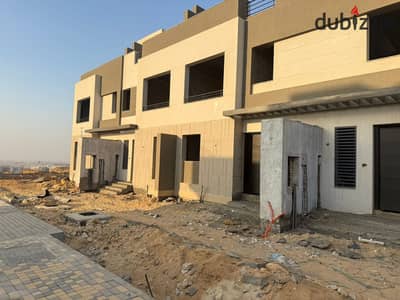 Townhouse 188m + 57m roof, 4 bedrooms + 4 bathrooms, open view, prime location, immediate delivery in Palm Hills New Cairo