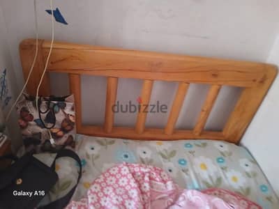 سريرين خشب زان عرض متر للبيع ٣٠٠٠ج للتواصل ٠١٢٠٠٧٤٠٠٧٥