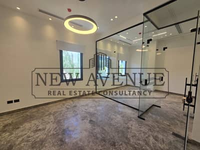 مكتب اداري للايجار  للشركات جاهز للتشغيل مع تشطيب بالكامل  مميز في lake view residence