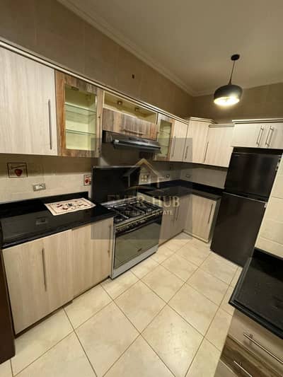 Ground floor duplex for rent in Beverly Hills Casa, with kitchen, air conditioning, and appliances. Area: 234 sq m, plus a 120 sq m garden.