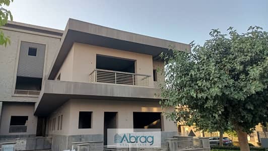 تاون هاوس 4 غرف في نيو جيزه استلام فوري مساحه 628 متر