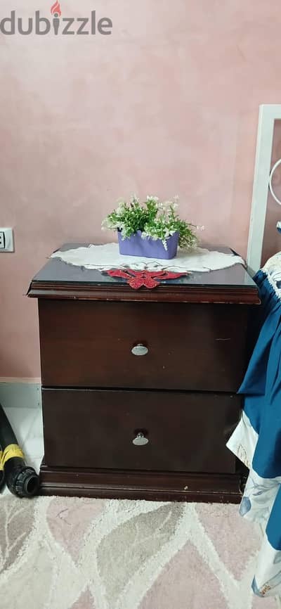 دولاب و تسريحه. و اتنين كومود