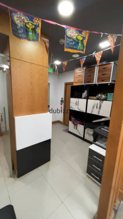 Administrative office 125 meters in a courtyard, two rooms and a large reception, two pieces, a bathroom, and a storage room.