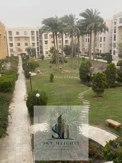 شقه فندقيه للايجار 105 م 3غرف نوم وحمام لوكيشن مميز جدا جمب السوق القديم والخدمات تشطيبات خاصه بالكامل وڤيو وايد جاردن بسعر لقطه