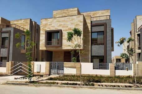 فيلا 3 طوابق  بخصم 50%  للبيع في كمبوند تاج سيتي Taj city التجمع الخامس القاهره الجديده بالقرب من الرحاب  , ماونتن فيو